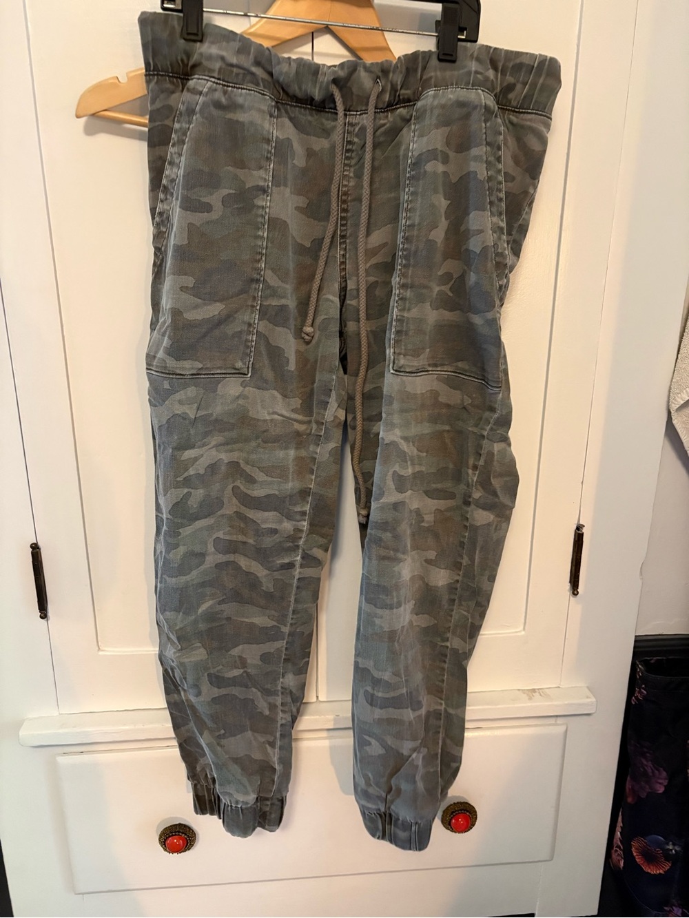 Bella Dahl Women’s Green Camo Cargo Joggers